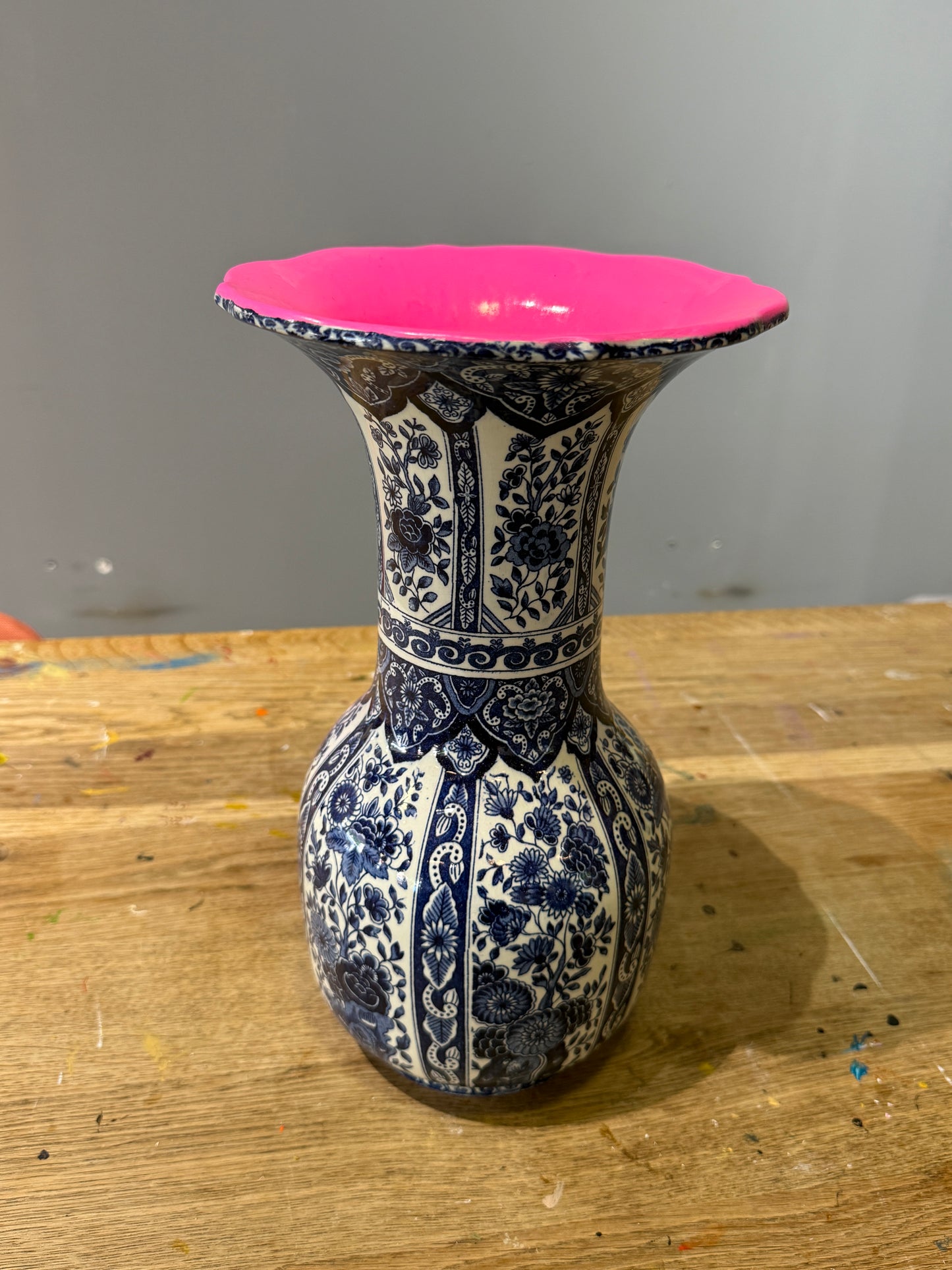 Delfsblauwe vaas met roze binnenkant