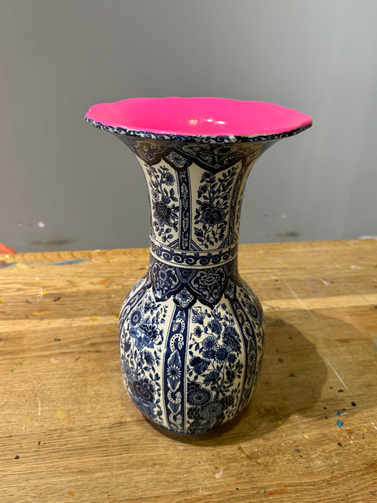 Delfsblauwe vaas met roze binnenkant